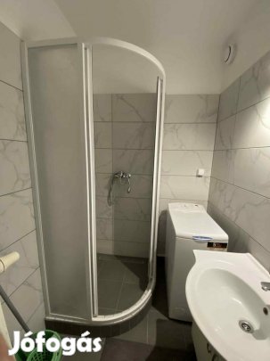 Egyetemvárosban, felújított, klímás panellakás eladó