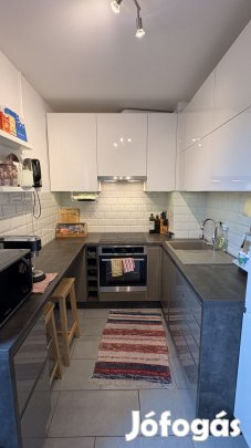 Egyetemvárosi felújított 2.5 szobás lakás