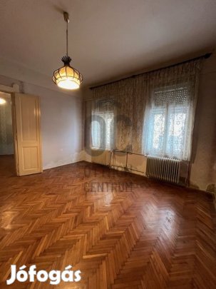 Egyetemvárosi nagypolgári lakás