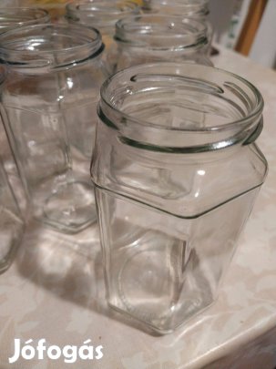 Egyforma befőttes üvegek