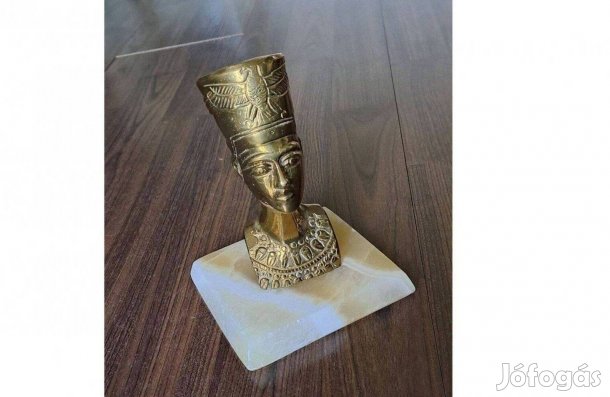 Egyiptomi réz szobor márvány talapzaton