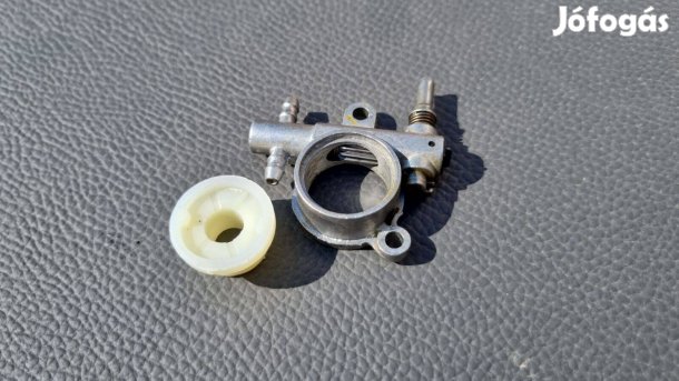 Egykezes benzinmotoros láncfűrészhez olajpumpa csigával, jó áron