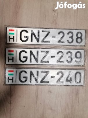 Egymást követő rendszám táblák