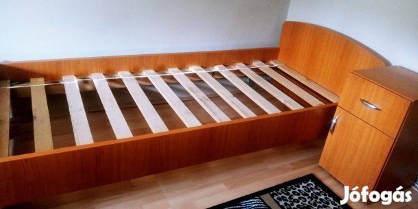 Egyszemélyes ágy éjjeli szekrénnyel ajándék ágyráccsal eladó
