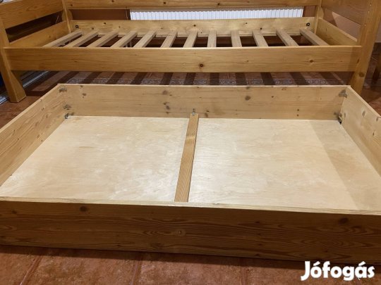 Egyszemelyes ágy és ágyneműtartó