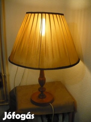 Egyszerű, formás asztali lámpa