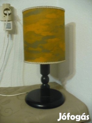 Egyszerű asztali lámpa