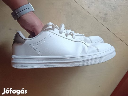 Egyszerű fehér sneaker