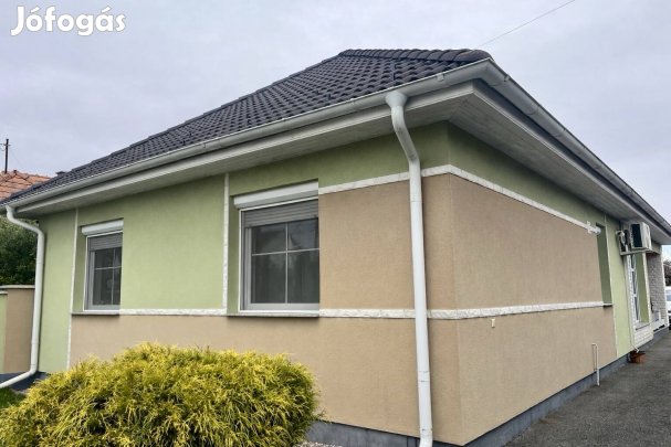 Egyszintes, 115 m?-es családi ház dupla garázzsal Győr közelében