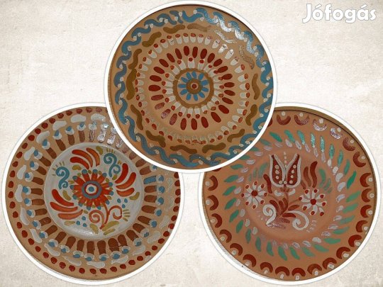 Együttes áron eladó három máztalan, kézzel festett falitányér