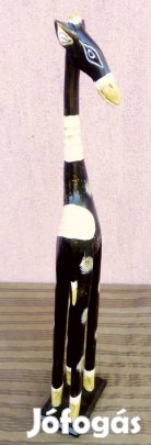 Egzotikus kézműves dekoráció. Foltos zsiráf faszobor Indonéziából