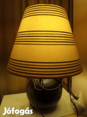 Éjjeli lámpa fekete aljzattal