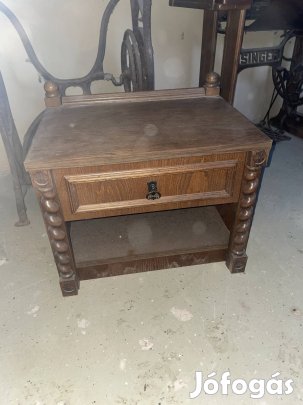 Éjjeli szekrény 1 db