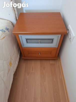 Éjjeliszekrény 2 db