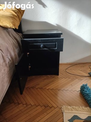 Éjjeliszekrény 2 db