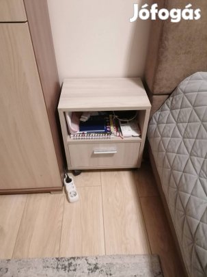 Éjjeliszekrény 2db