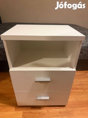 Éjjeliszekrény Fehér, Modern Kialakítású, Két Fiókkal És Polccal