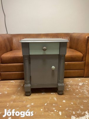 Éjjeliszekrény; éjjeli szekrény 