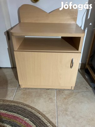 Éjjeliszekrény bézs