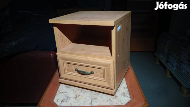 Éjjeliszekrény eladó