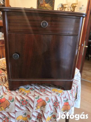 Éjjeliszekrény fából