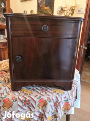 Éjjeliszekrény fából