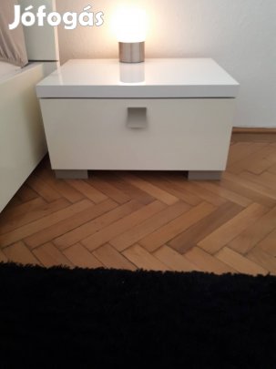 Éjjeliszekrény fényezett fehér 