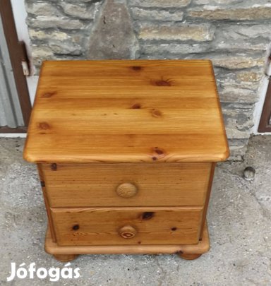 Éjjeliszekrény fenyőfából