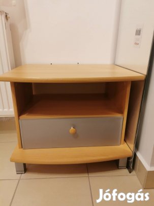 Éjjeliszekrény fiókkal bükk színben 