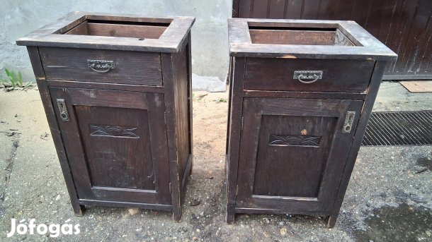 Éjjeliszekrény pár réz fogantyúval 