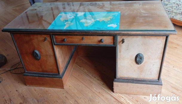 Eklektikus íróasztal
