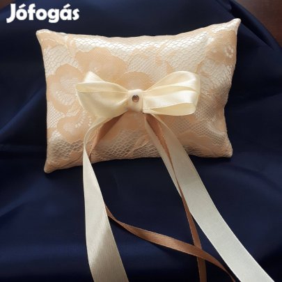 Ekrű esküvői gyűrűhordozó párna