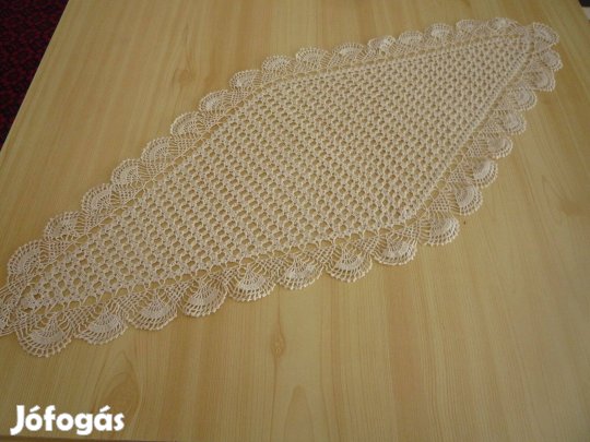 Ekrü színű, horgolt terítő, rombusz alakú 35x84 cm
