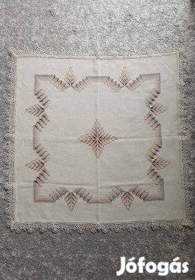 Ekrü színű hímzett szélén csipkével díszített terítő