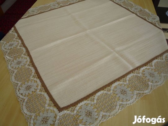 Ekrü terítő barnás gépi csipke szegéllyel 85x85