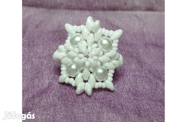 Ékszer gyűrű gyöngyből készült új