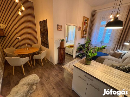 Ékszerdoboz a Keleti mellett eladó!