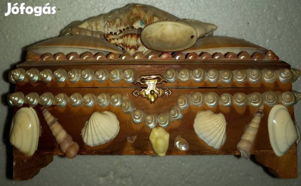 Ékszerdoboz kagylókkal díszítve