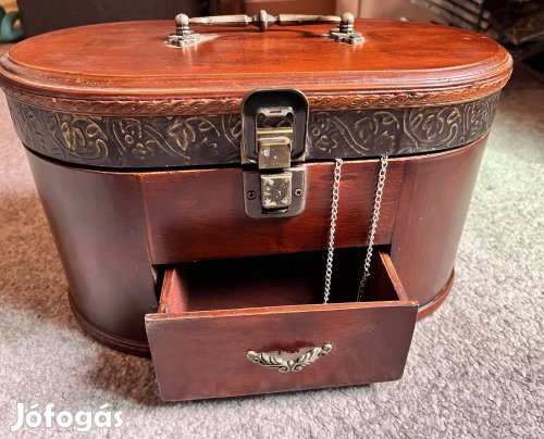 Ékszertarto doboz réz dísszel