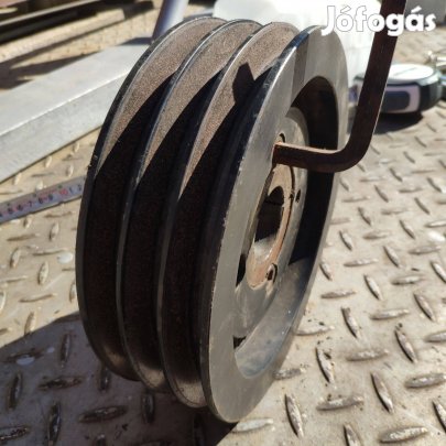 Ékszíjtárcsa három pályás csavarral beszorítható szerkezettel ellátva