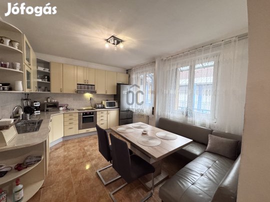 Eladásra kínálunk Újpest szívében egy kiváló adottságú, világos lakást