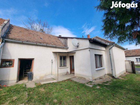 Eladásra kínálunk egy erősen felújítandó kőfalazatú családi házat