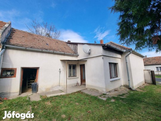 Eladásra kínálunk egy erősen felújítandó kőfalazatú családi házat!
