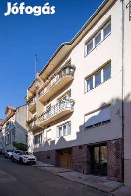 Eladásra kínálunk egy patinás, Bauhaus jellegű társasház legfelső emel
