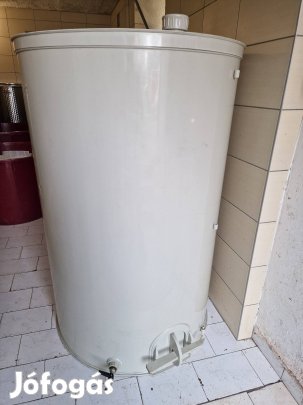 Eladó 1000 literes műanyag tartály