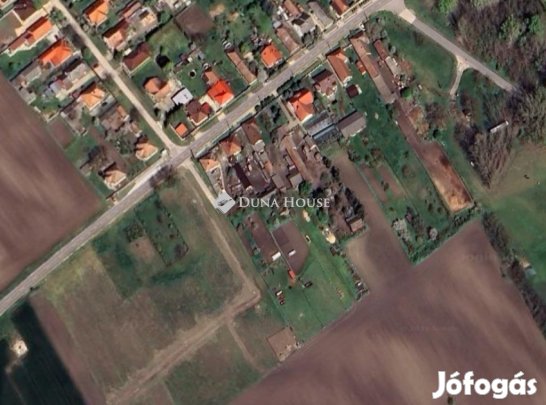 Eladó 1007 nm-es telek Mecsér