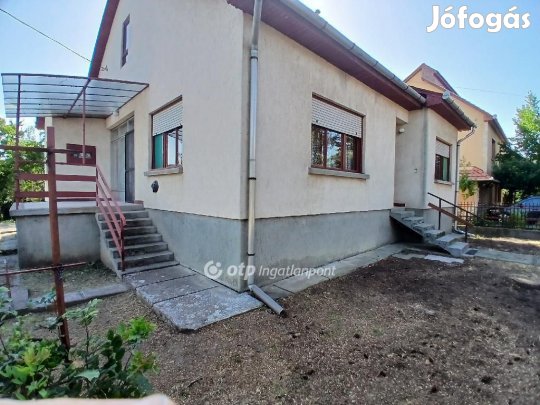 Eladó 100 nm-es ház Karácsond