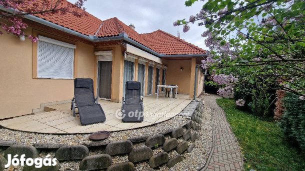 Eladó 100 nm-es ház Nagykozár
