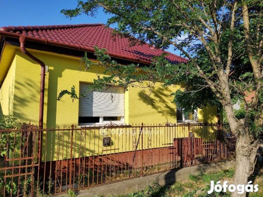 Eladó 100 nm-es ház Tura