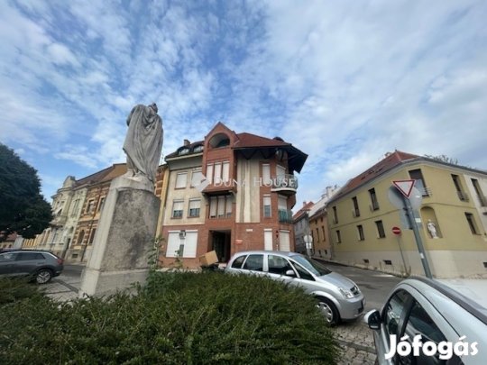 Eladó 102 nm-es lakás Pécs